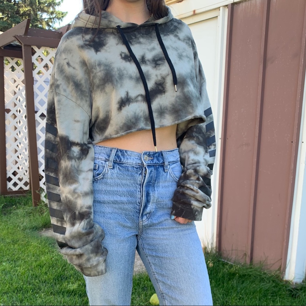 3 for $20 💸 Cropped Reverse Tie Dye Hoodie